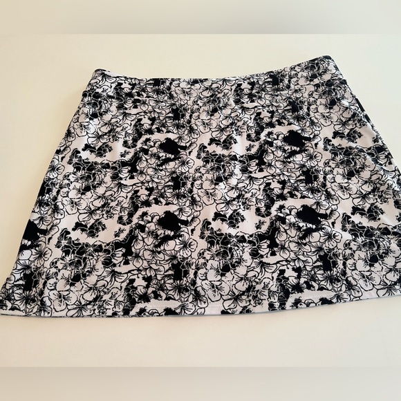 TRANQUILITY BLACK & WHITE FLORAL SKORT. SIZE LARGE WITH WHITE UNDER SHORTS - Picture 1 of 9
